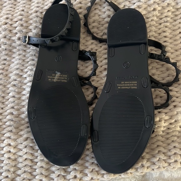 Never worn strappy black steve madden sandles - Picture 2 of 2